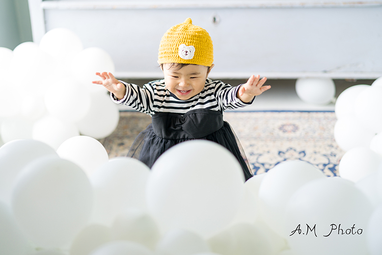 お誕生日記念の撮影にパパママお揃いのお洋服でご来店。たくさんのBalloonで大好きな・わんわん・と楽しくご機嫌で撮影できました。